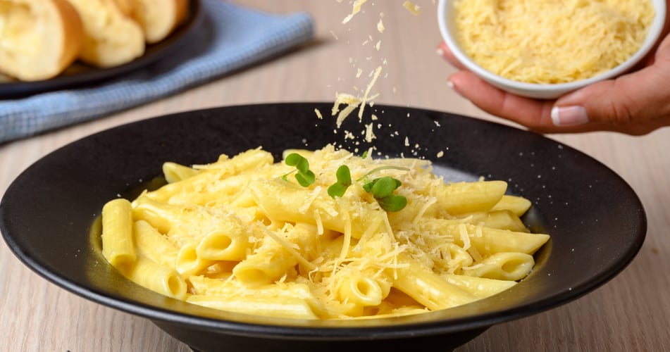 Macarrones en salsa de tres quesos 