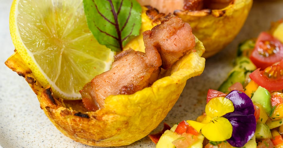 Patacones en forma de canastilla, rellenas con chicharrones 