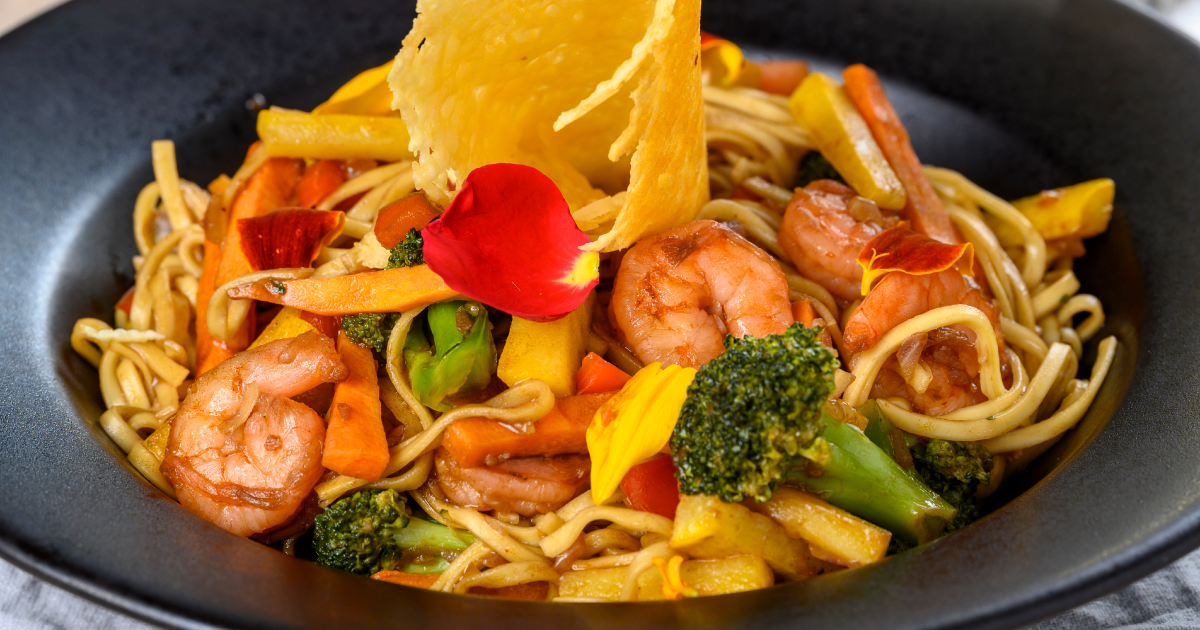 Tallarines orientales con camarones 